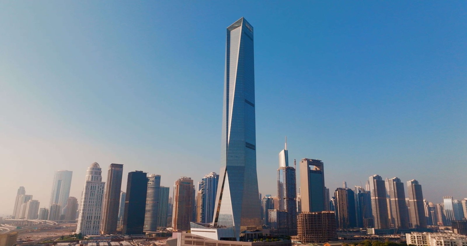 Vista urbana de Dubai associada ao comércio internacional