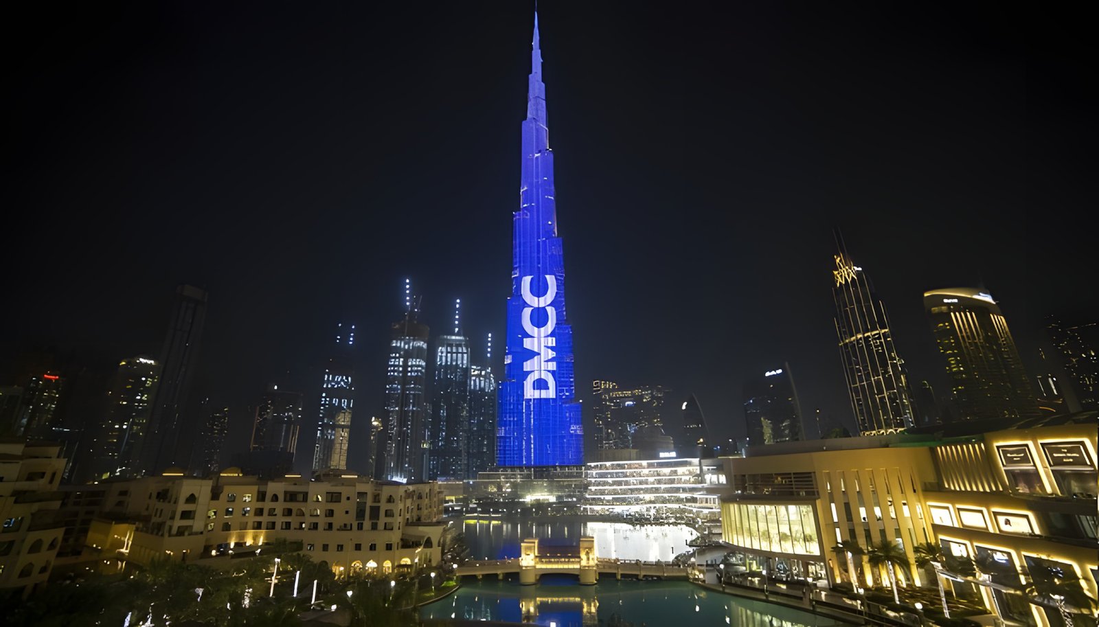 Vista noturna de Dubai associada à comercialização internacional