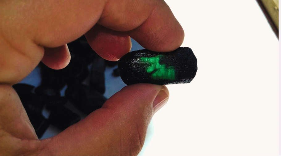 Material mineral sendo selecionado durante a etapa de produção